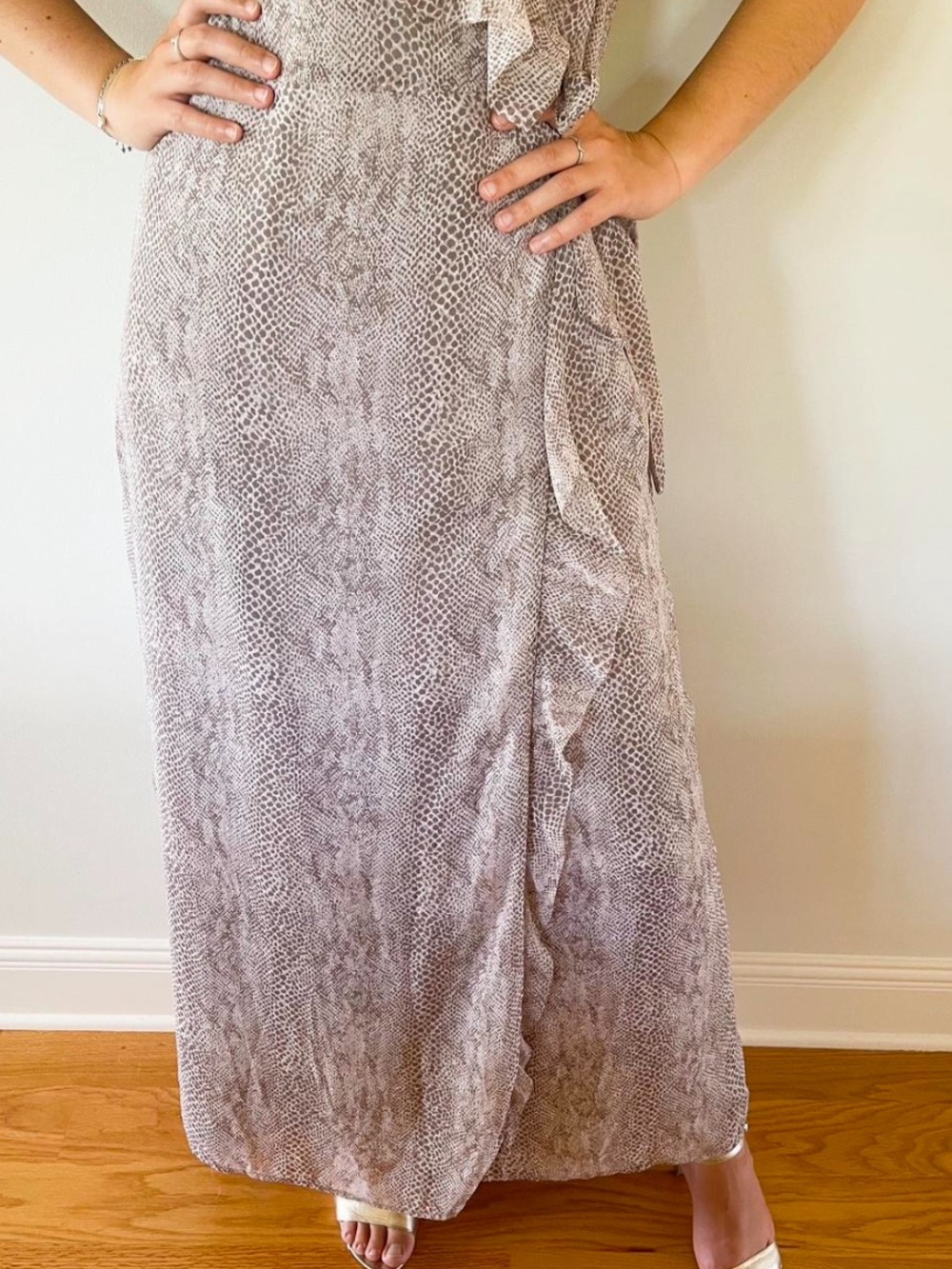 Banana Republic Maxi Wrap Snake Print Sleeveless
Ruffle V-neck Dress Sz 2 - Picture 3 of 12